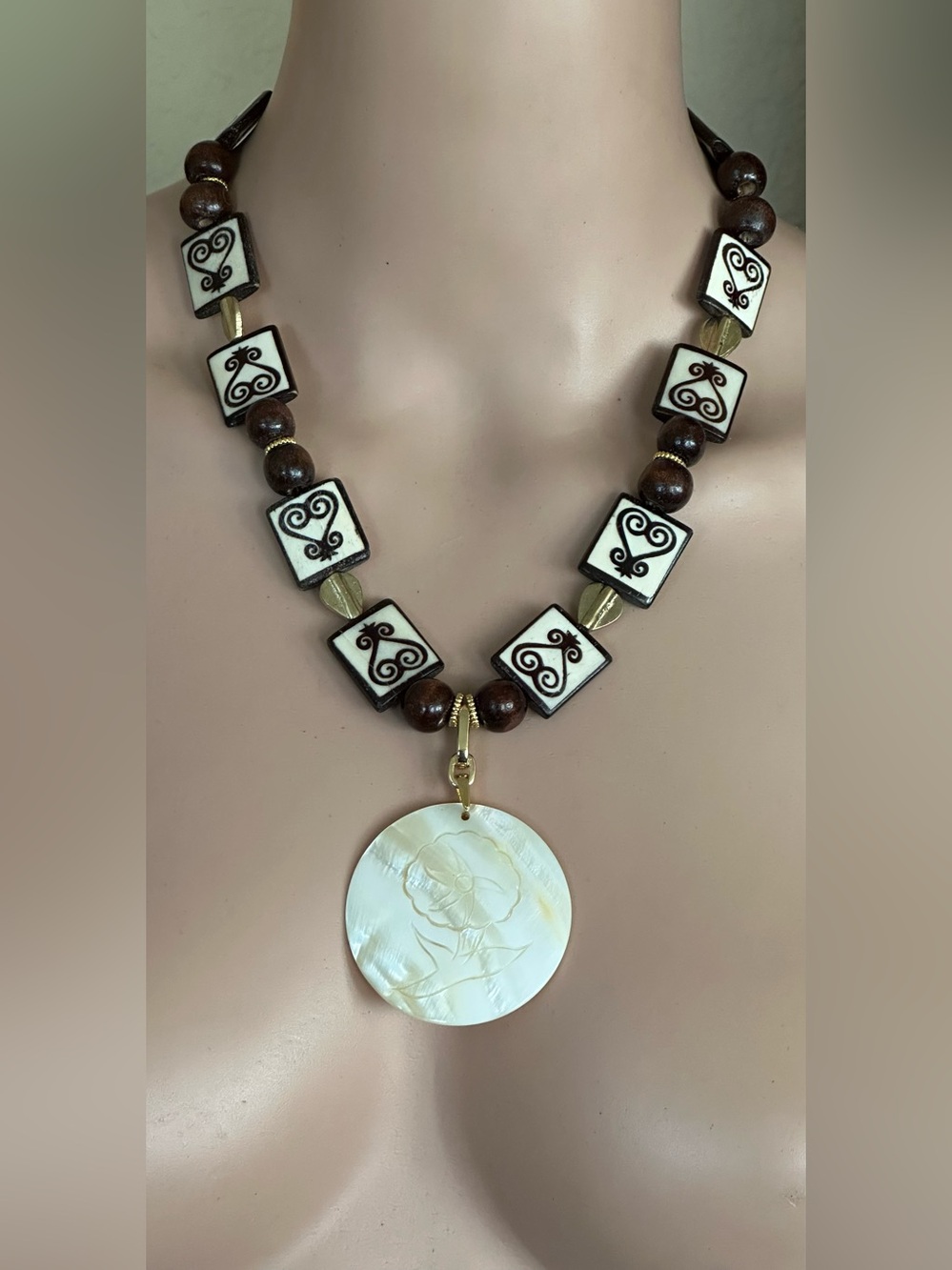 22-1/2 inch Wood and Mother of Pearl Necklace NWOT